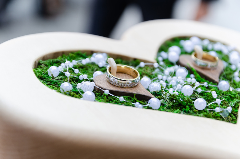 展台上展示的婚庆戒指摄影高清图片
