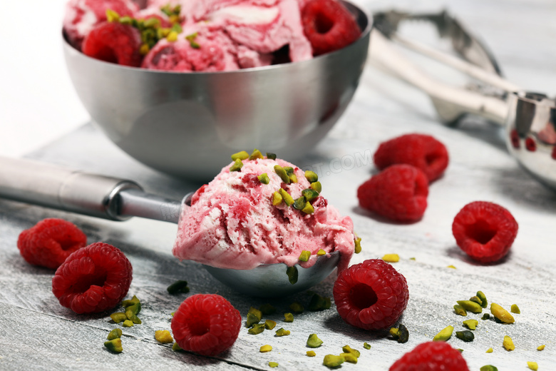覆盆子水果与香甜的冰淇淋高清图片