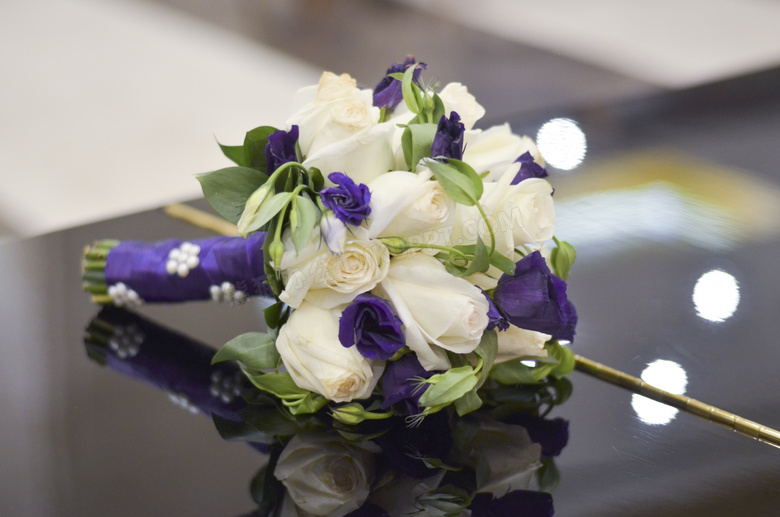 紫色花装饰的玫瑰花束摄影高清图片
