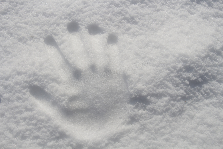 在雪地上的手掌印特写摄影高清图片