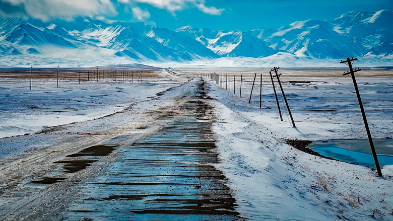 天寒地冻时节雪山风光高清图片