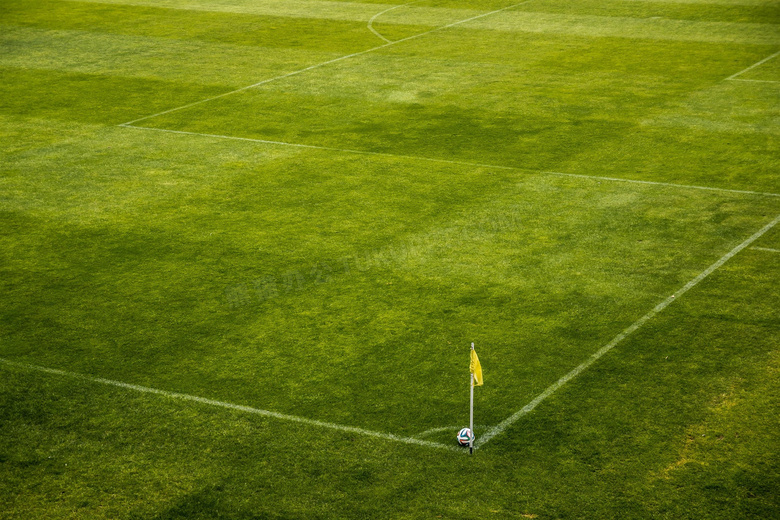 球场上角球位置的足球摄影高清图片