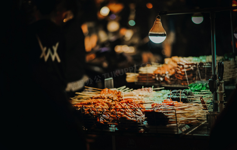 夜市上琳琅满目的烤串摄影高清图片