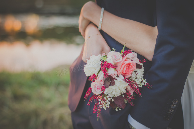 在新娘手中的鲜花特写摄影高清图片