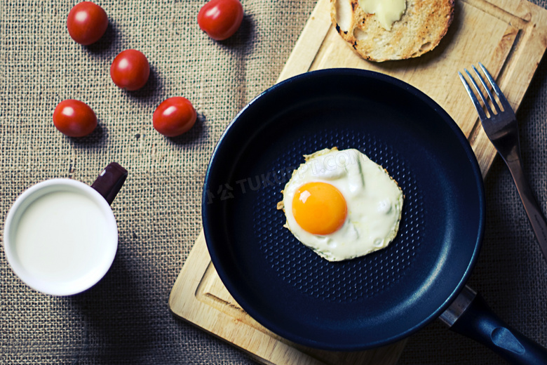 咖啡牛奶与锅中的煎蛋摄影高清图片