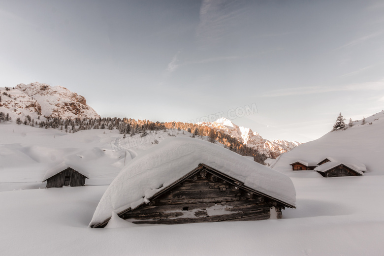 厚厚积雪覆盖下的房子摄影高清图片