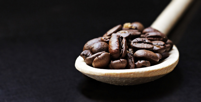 木质勺中的饱满咖啡豆摄影高清图片