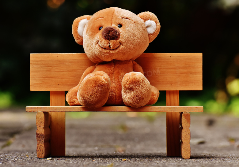 木椅上的毛绒玩具小熊摄影高清图片