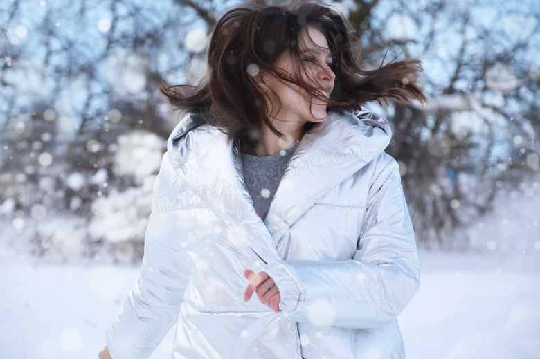 看到雪景后的开心美女摄影高清图片