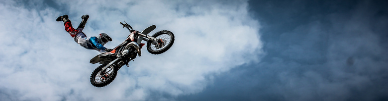 高空中摩托车极限运动人物高清图片