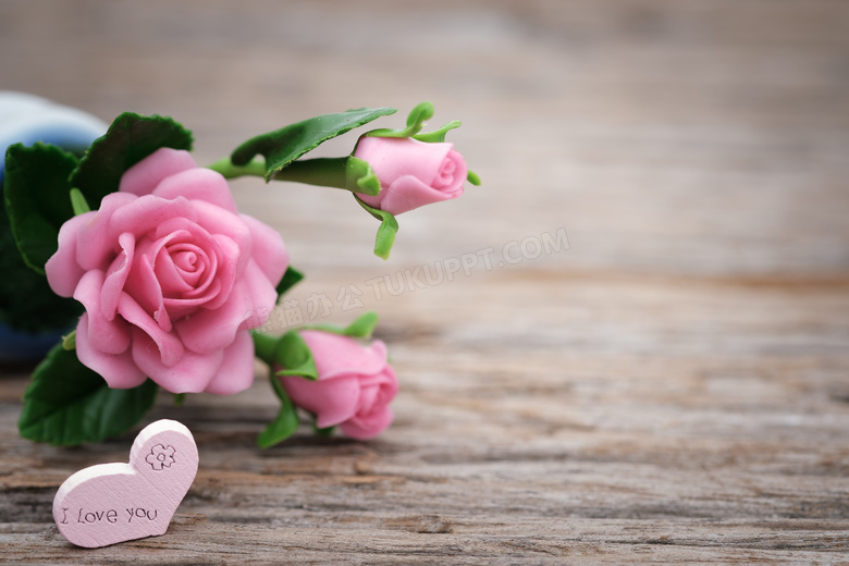 木板上的塑料材质玫瑰摄影高清图片