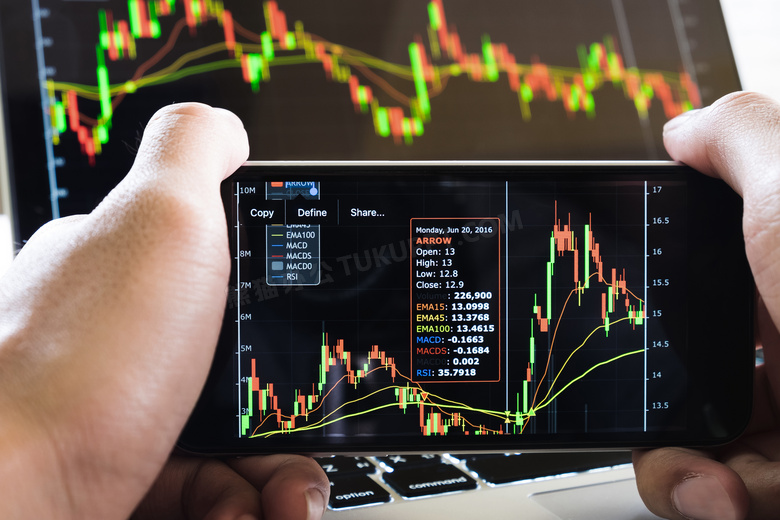 在手机屏幕上的股市趋势图高清图片