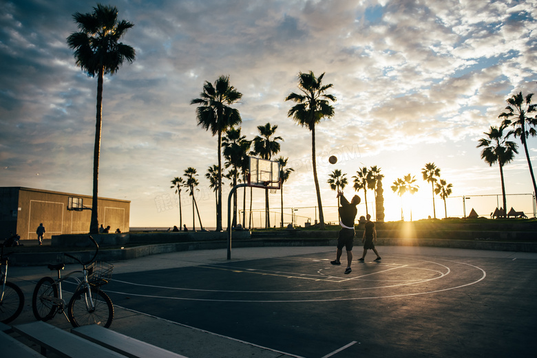 在夕阳下打篮球的男子摄影高清图片