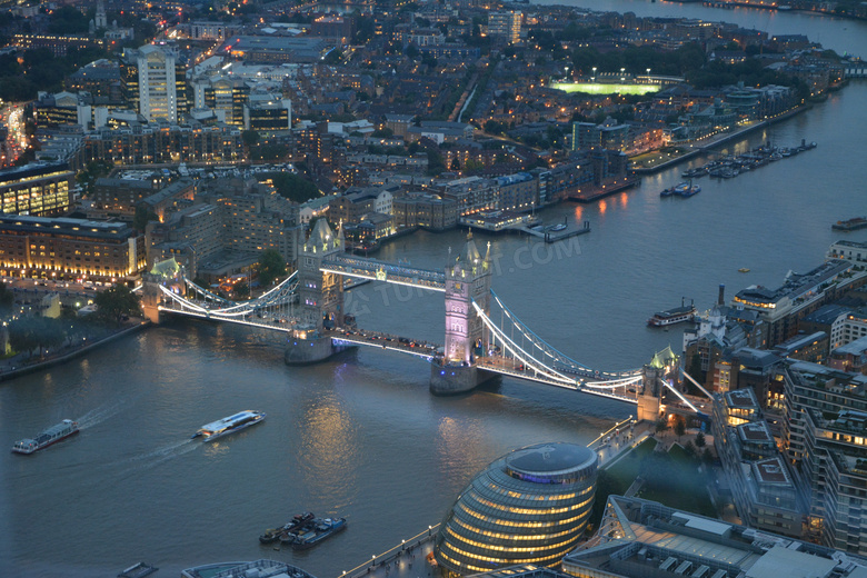 横跨泰晤士河上的伦敦塔桥高清图片