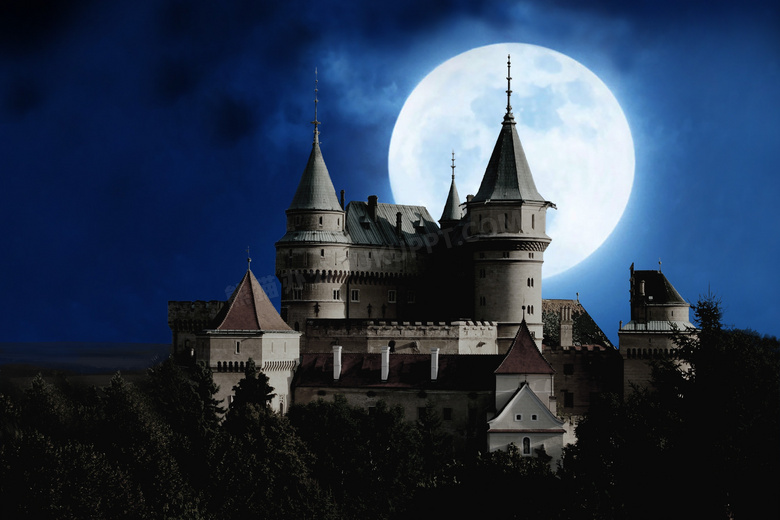 夜晚城堡与挂在空中的圆月高清图片