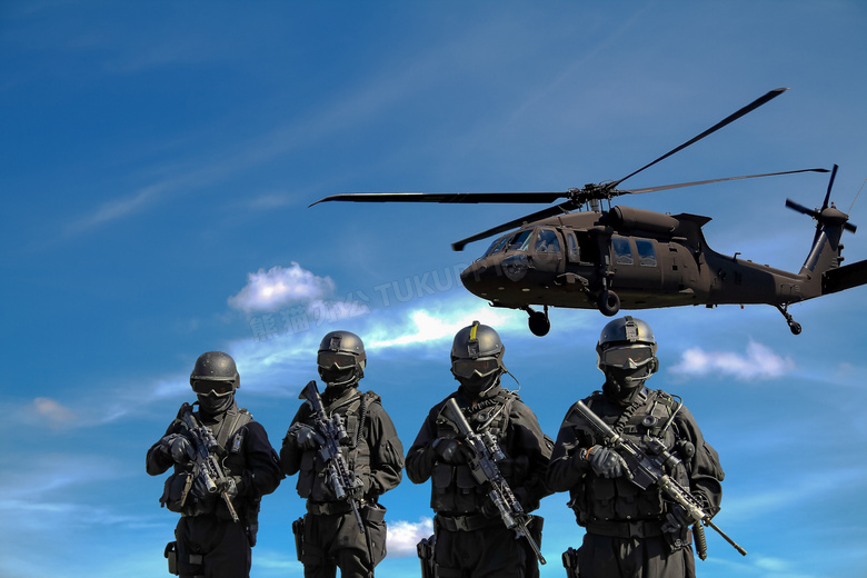 军人与盘旋在空中的直升机高清图片