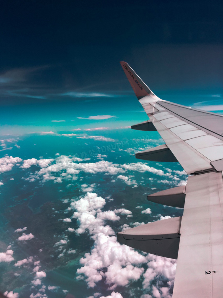 飞在云端上的飞机机翼摄影高清图片