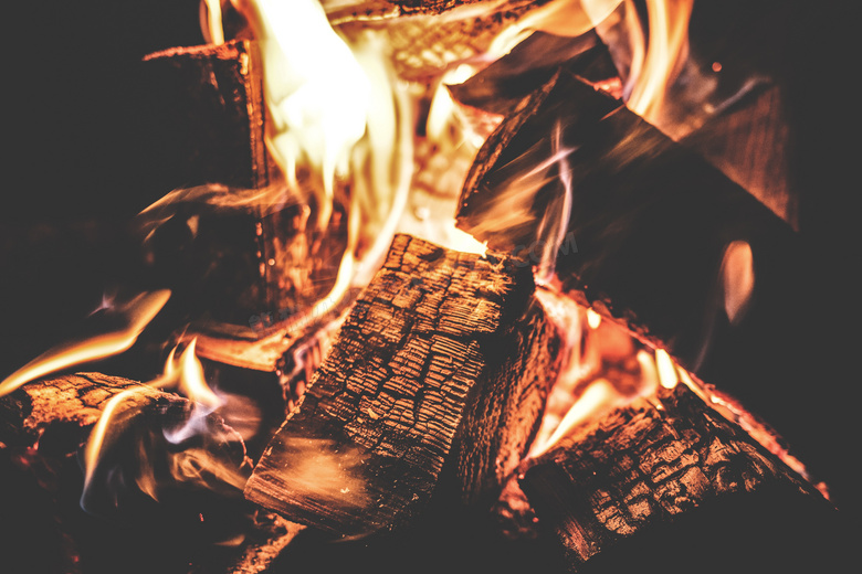 燃烧着的木头近景特写摄影高清图片