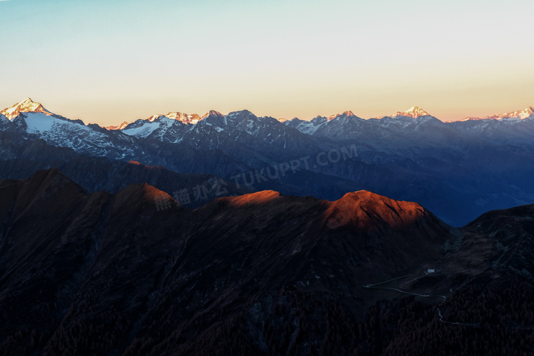 夕阳余晖下的连绵群山摄影高清图片