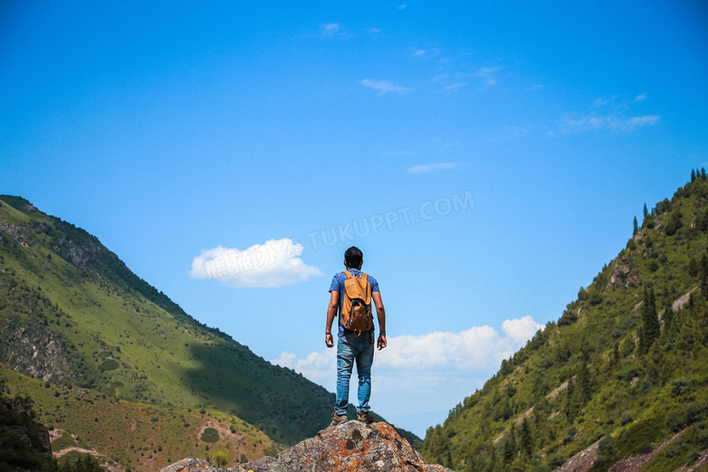 白云山谷与站在高处的男人高清图片
