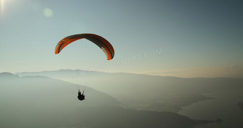 高空之中的滑翔伞运动人物高清图片