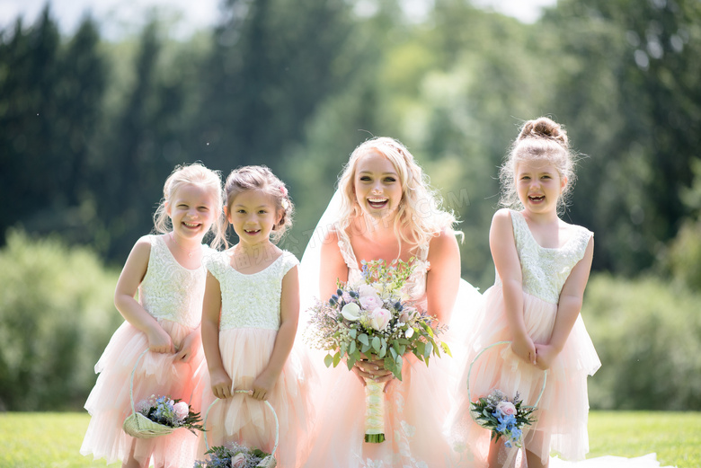 金发新娘与三个小花童摄影高清图片