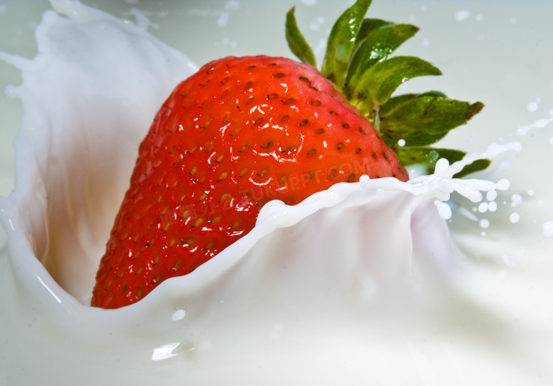 牛奶中的大个草莓摄影特写高清图片