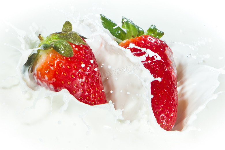 柔滑牛奶中的草莓特写摄影高清图片