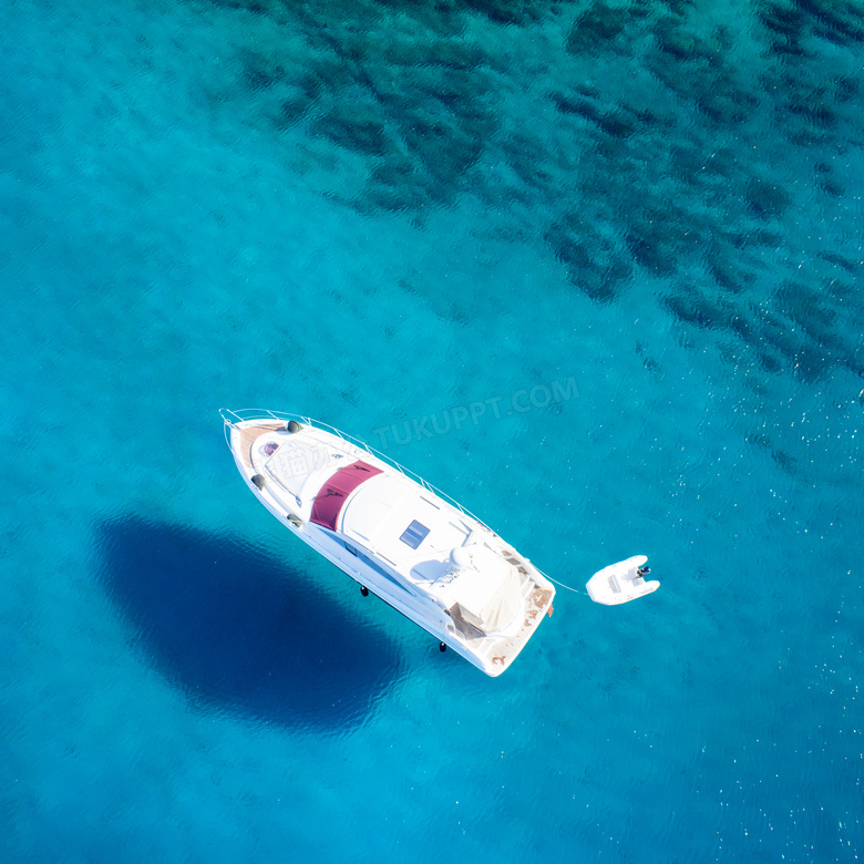 清澈海水上的小艇鸟瞰摄影高清图片
