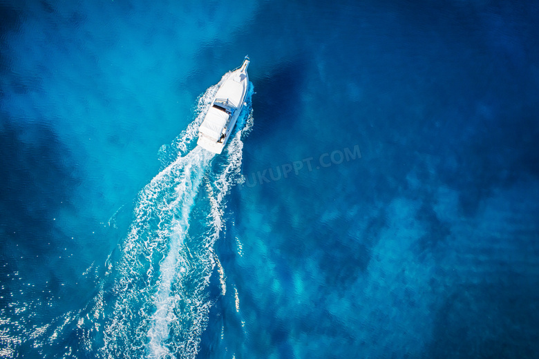 蓝色大海上的一艘小艇摄影高清图片