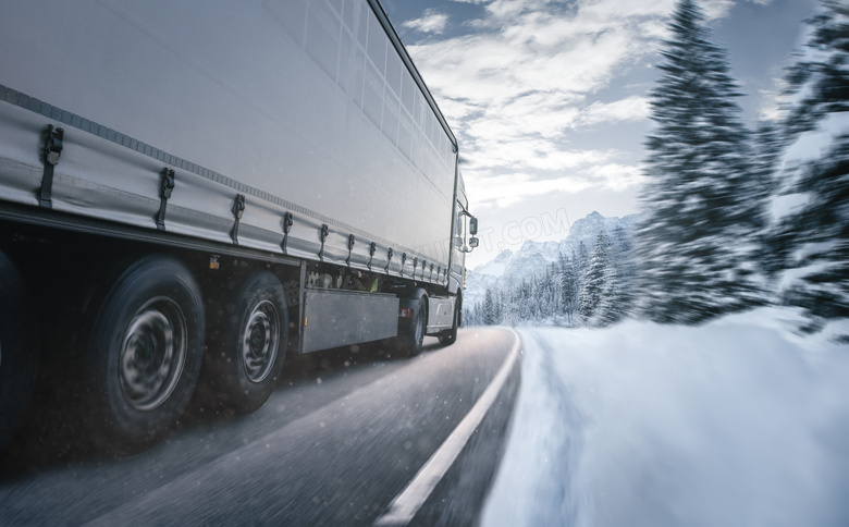 冰雪天路上的的集装箱卡车摄影图片