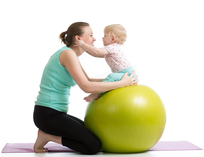 坐健身球上的可爱宝宝摄影高清图片