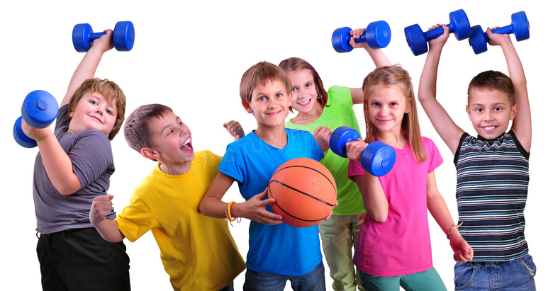 举哑铃拿着篮球的儿童摄影高清图片