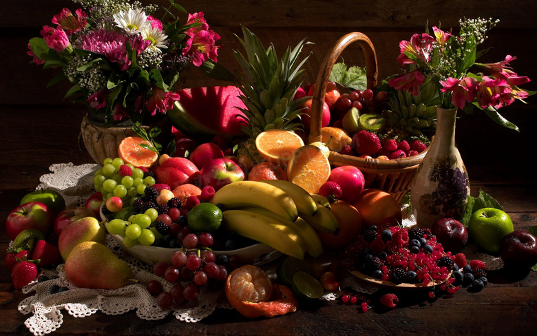 插花瓶与一堆水果特写摄影高清图片