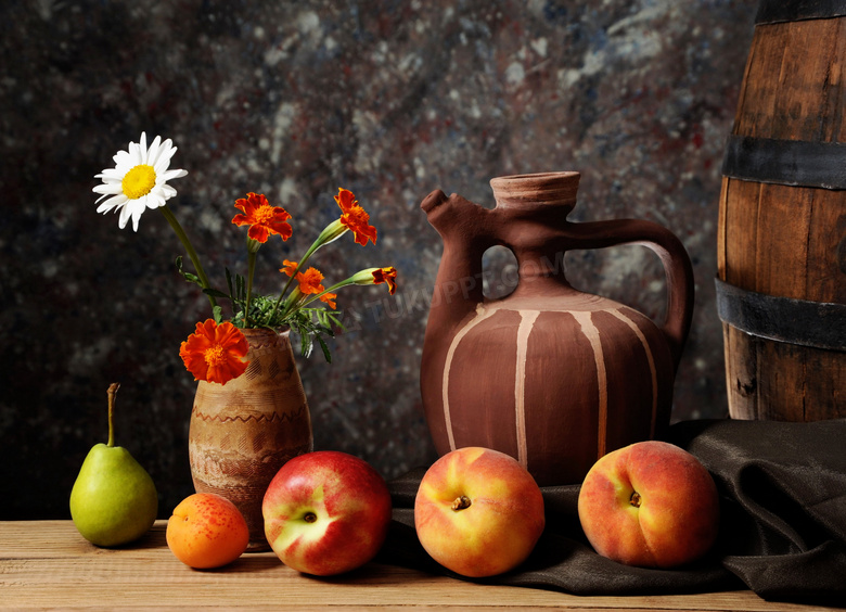 苹果桃子与鲜花等静物摄影高清图片