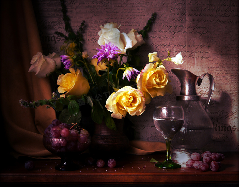 酒杯酒器与玫瑰花特写摄影高清图片