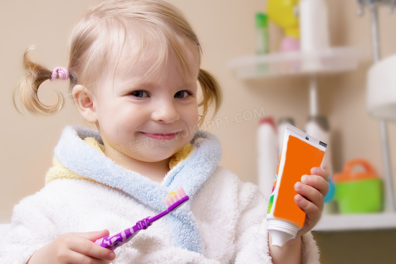 挤牙膏准备刷牙的女孩摄影高清图片