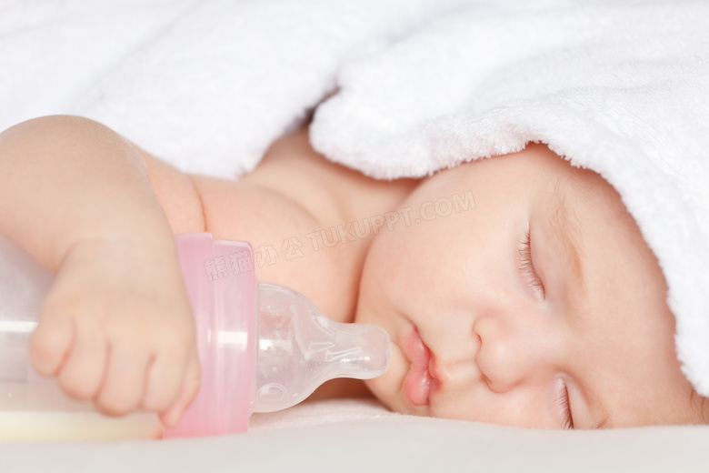 抱着空奶瓶睡觉的宝宝摄影高清图片