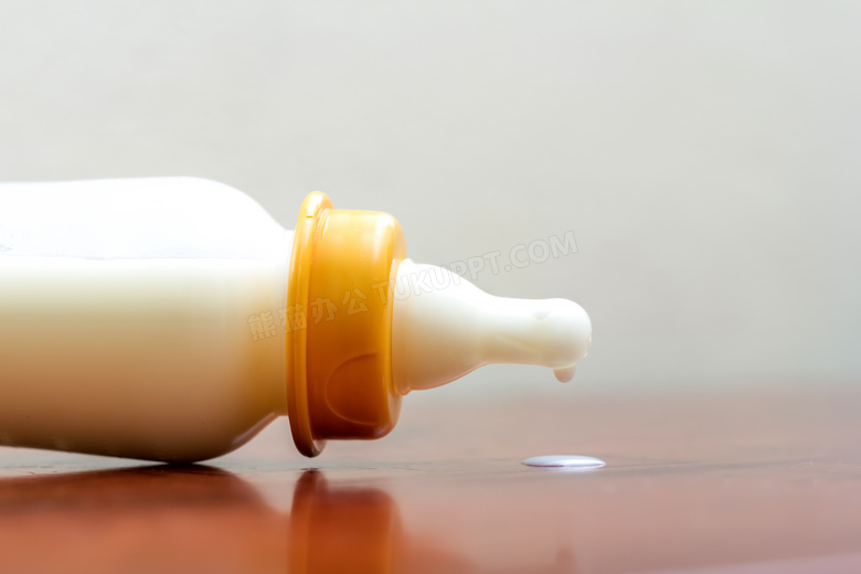 牛奶往外溢的奶瓶特写摄影高清图片
