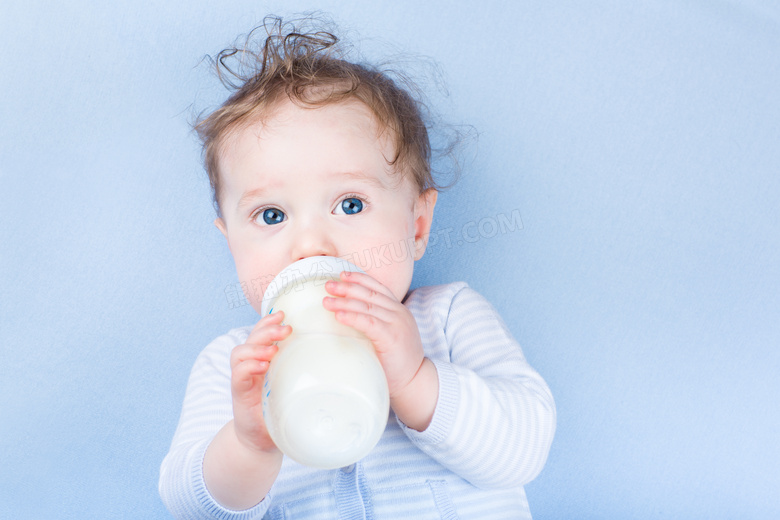 拿起奶瓶就喝的小宝贝摄影高清图片