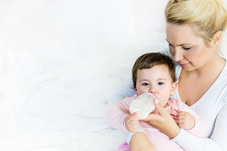 被妈妈抱着喝奶的宝宝摄影高清图片