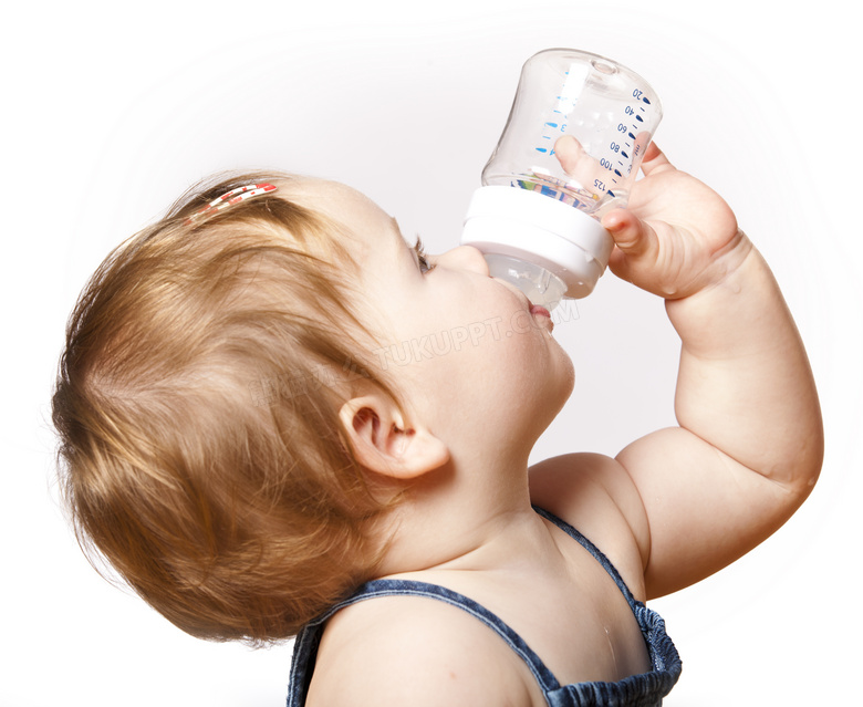 昂着头喝水的可爱宝宝摄影高清图片
