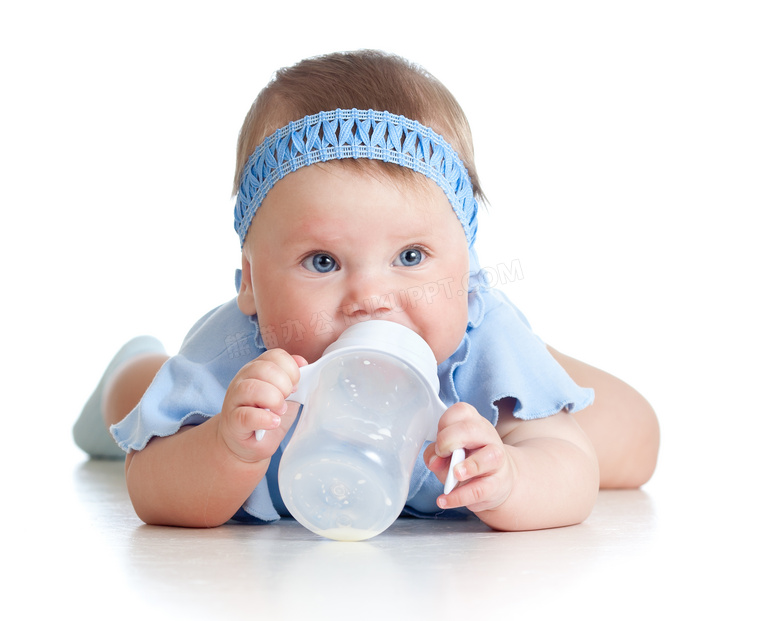 双手拿奶瓶喝奶的幼儿特写高清图片