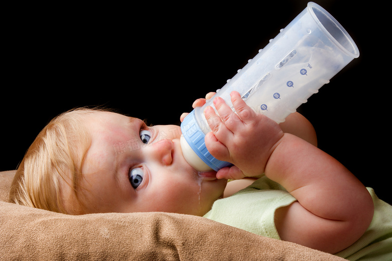 爱喝奶粉的可爱小宝宝摄影高清图片