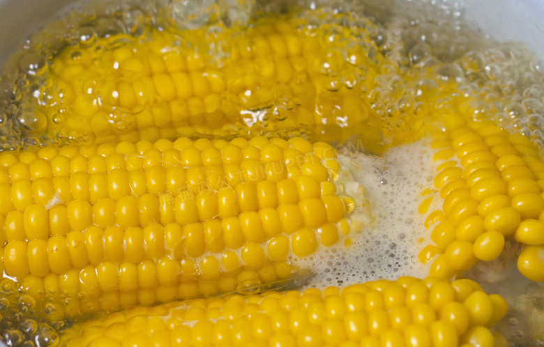 开水煮玉米的情景特写摄影高清图片