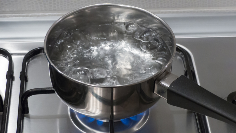 在燃气灶上烧水的锅具摄影高清图片