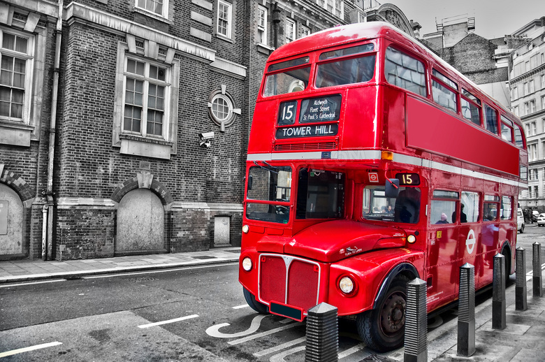 停靠在路边的红色双层巴士高清图片