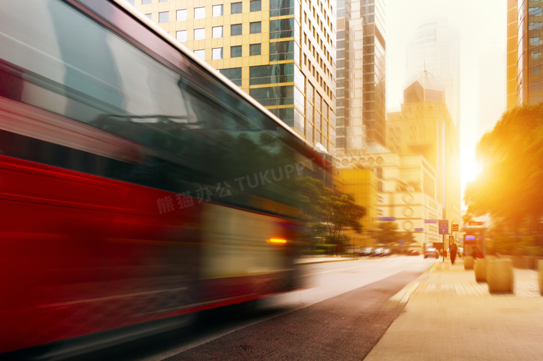 城市街道上的大巴汽车摄影高清图片