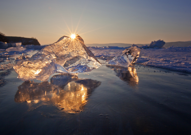 太阳照冰块融化图片图片