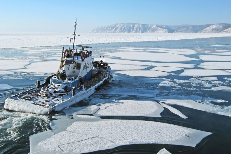 被冰封海面困住的船只摄影高清图片